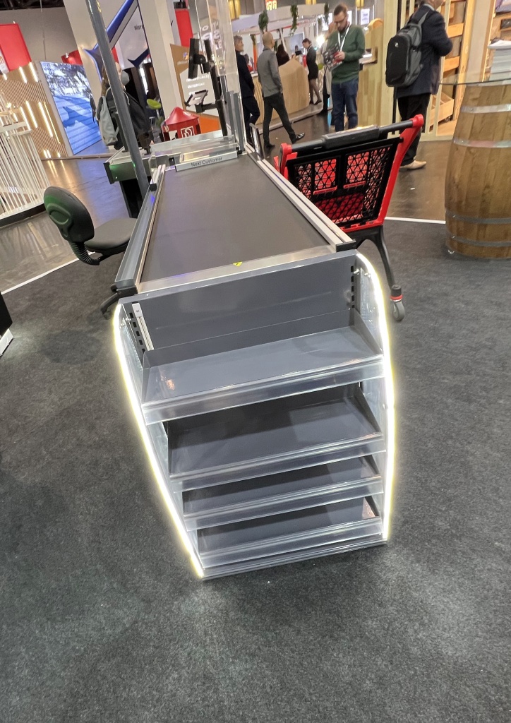 прикассовая стойка с подсветкой.jpg