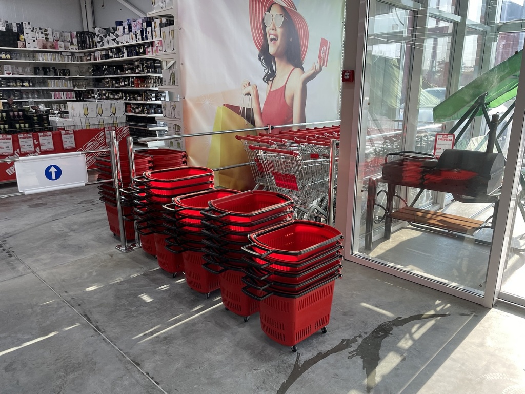 корзины покупательские на колесах.jpg