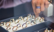 В мегаполисах меньше тратят на ювелирку