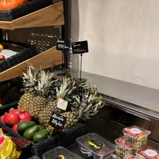 04 Шарнирный ценникодержатель на большой круглой подставке BASE-XL-CLIP, ножка 100 мм, Черный
На фото — ценникодержатель, стоящий в магазине, рядом с соответствующим фруктово-овощным лотком.