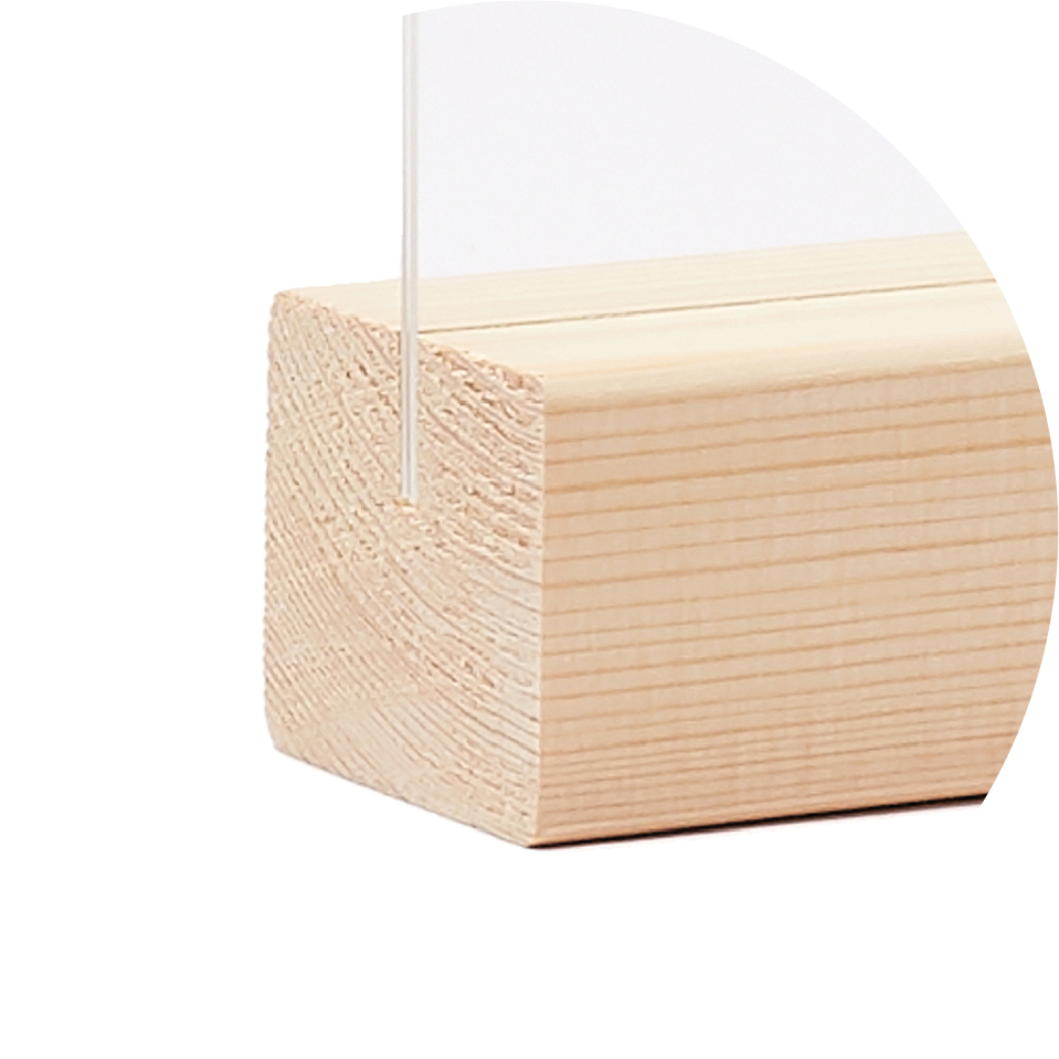 02_Тейбл-тент из акрила вертикальный на деревянном основании 40х40 мм