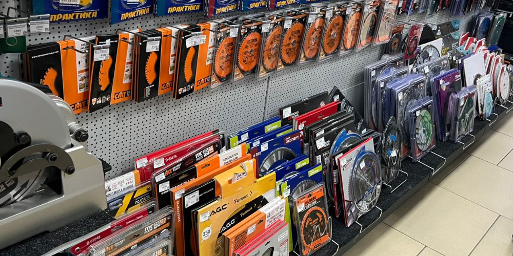 Необычная выкладка в строительном магазине