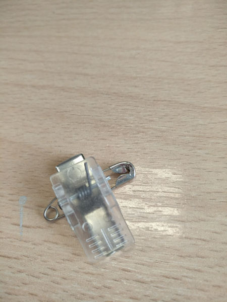 01_Зажим для бейджа с булавкой Крокодил