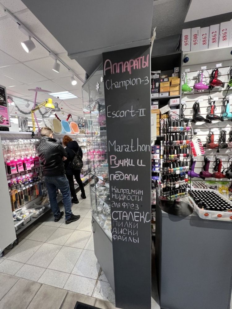 10 Маркер меловой Uni Chalk 8K 8мм клиновидный РОЗОВЫЙ флуоресцентный. 