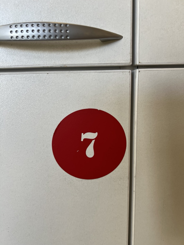 03_Наклейка для нумерации сумочных шкафов (трафарет) номера 1-25, красная