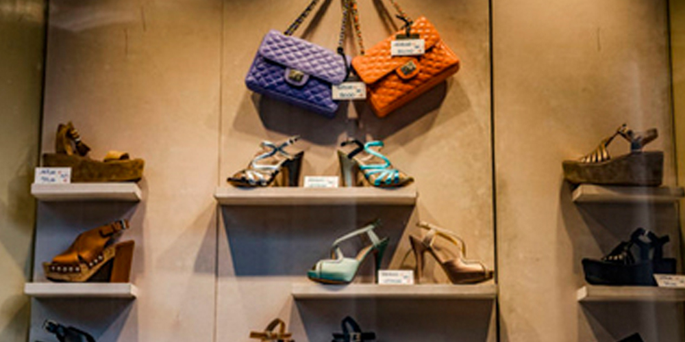 Магнитная стена с полками