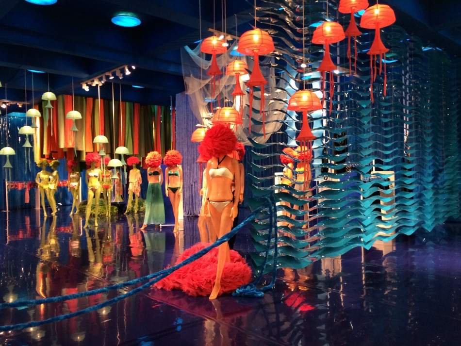 event-display-underwater-jellyfish-candys-international.jpg