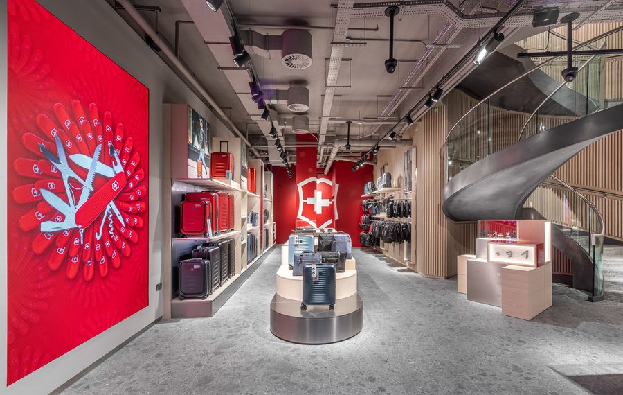 02-Victorinox_Press.jpg
