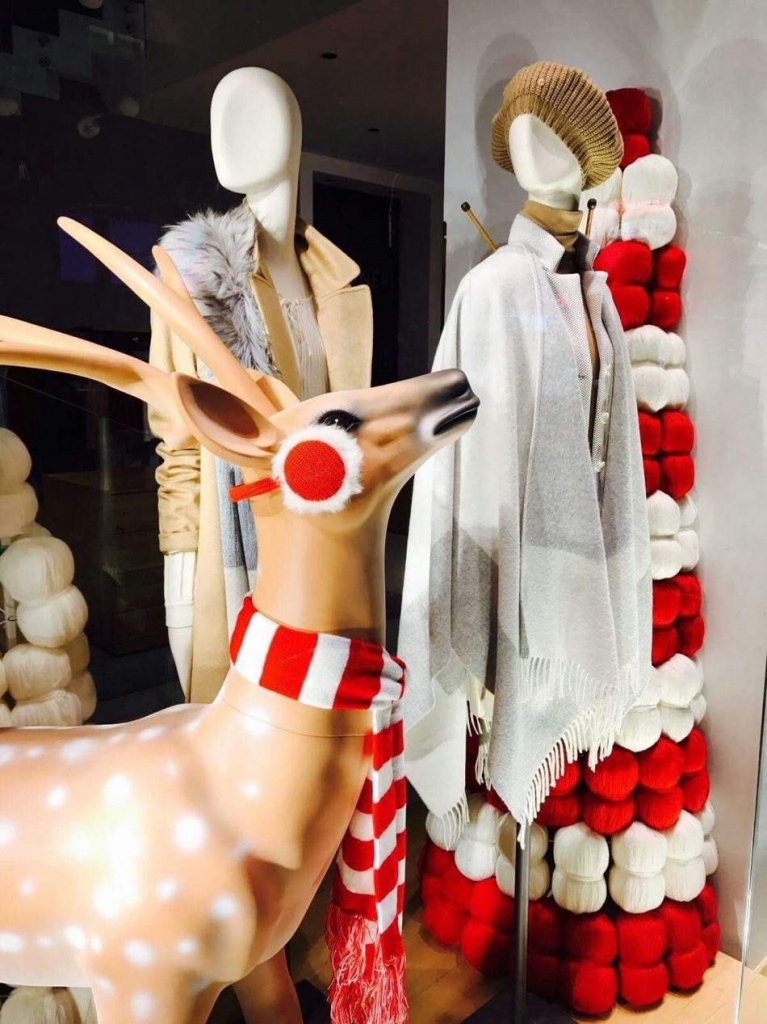 shopwindow-display-Christmas-reindeer-candys-international.jpg
