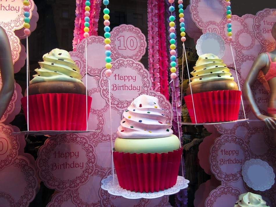shopwindow-display-cupcakes-candys-international.jpg