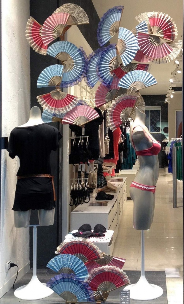shopwindow-display-fans-candys-international.jpg