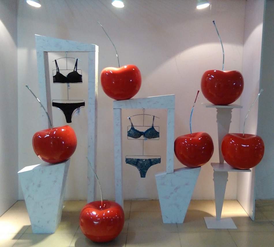 shopwindow-display-cherry-candys-international.jpg