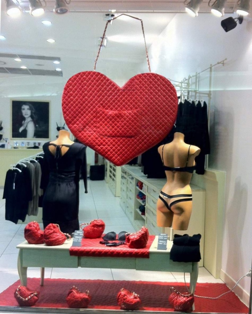 shopwindow-display-heart-bag-candys-international.jpg