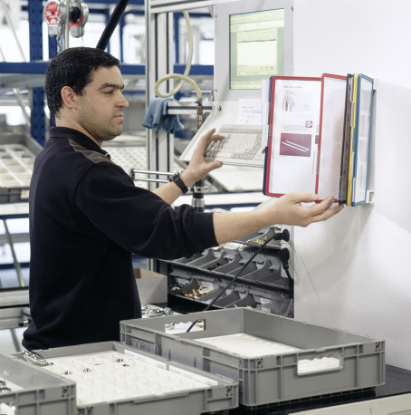 немецкий пластиковый стенд.jpg